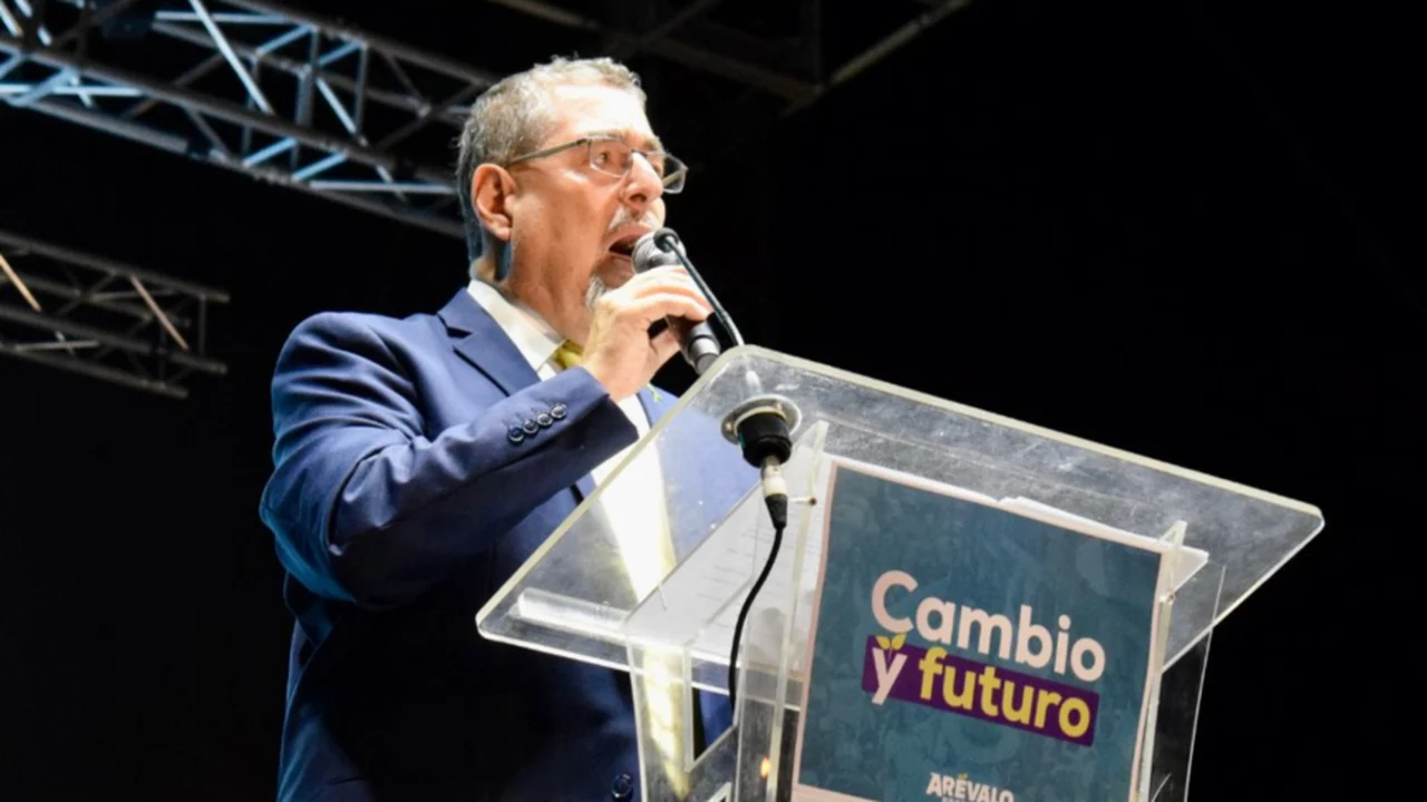 Bernardo Arévalo vence segundo turno 
e é eleito presidente da Guatemala