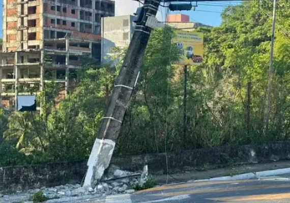 Perigo: Caminhão perde controle e colide com poste na Avenida Rotary