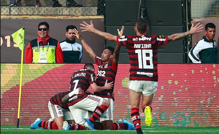 Jogadores do Flamengo comemoram com Gabigol após jogador empatar para o Flamengo
