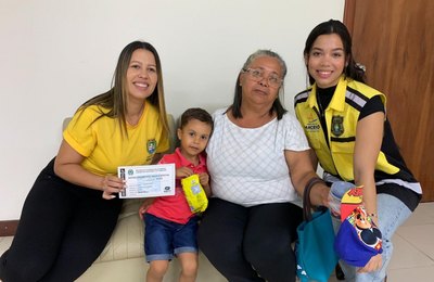 Pessoas com autismo recebem credenciais de estacionamento para vagas especiais