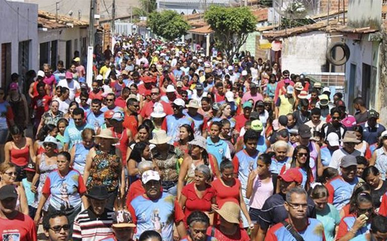 Imagem de São Sebastião é acompanhada por milhares de fiéis durante caminhada em Jequiá da Praia