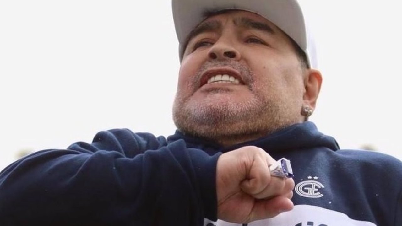 Filha posta carta pedindo justiça pela morte de Maradona: 'Essa banda de mafiosos vai cair'
