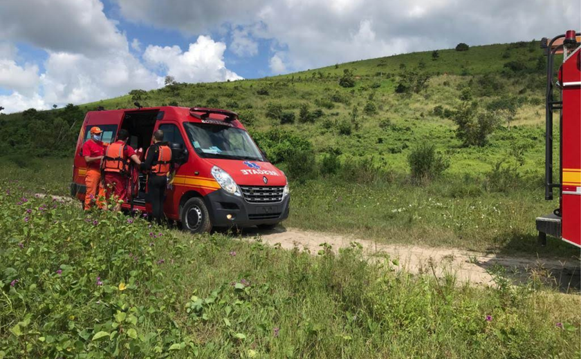 Bombeiros socorrem vítima de colisão entre carro e motocicleta em São José da Tapera