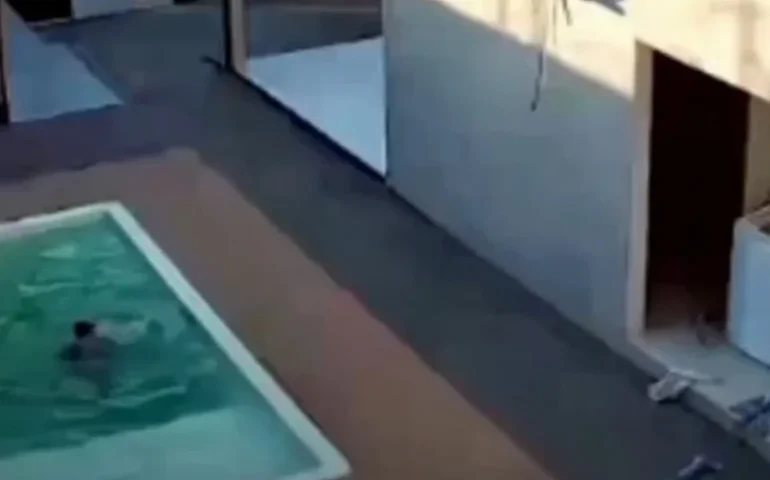 Câmera de segurança registra momento em que pai salva dois filhos de afogamento em piscina em Arapiraca