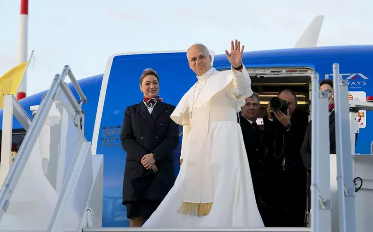 Papa chega à Turquia e inicia 1ª viagem internacional