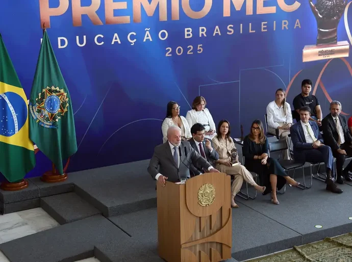 Evasão escolar é questão de Estado, diz Lula na entrega do Prêmio MEC