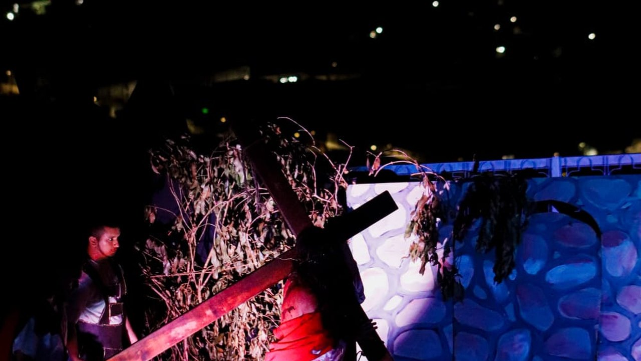 Mesmo com chuva, fiéis prestigiam último dia do espetáculo Jesus Rei dos Judeus em Palmeira