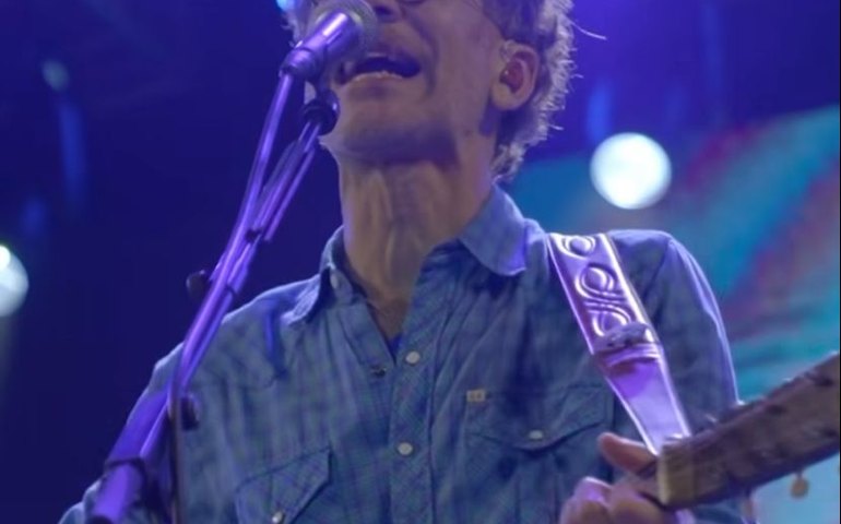 Cantor Nando Reis pede prisão de Bolsonaro durante encerramento de evento em Maceió