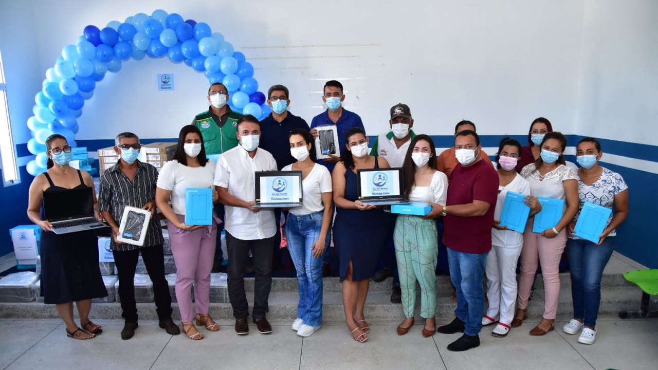 Prefeito Theobaldo entrega computadores e tablets para trabalhadores da saúde de Major Izidoro