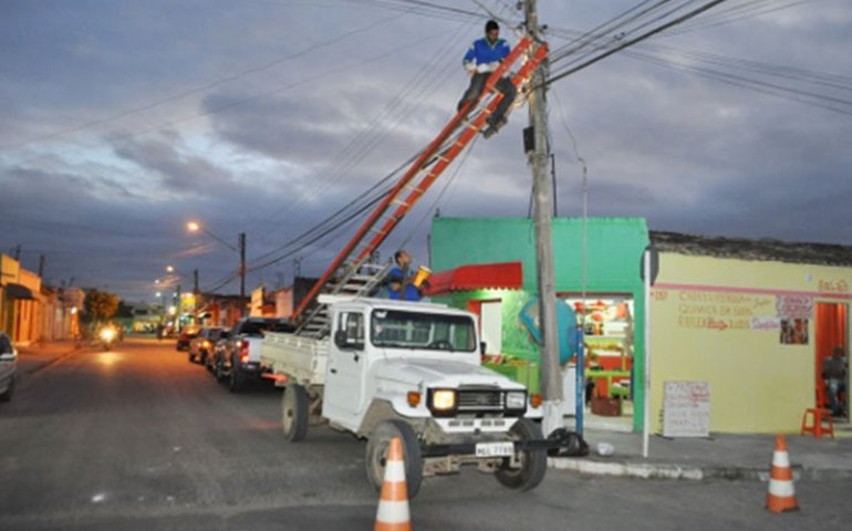 Prefeitura de Arapiraca troca mais de 3 mil lâmpadas