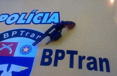 Denúncia anônima leva polícia à casa de criminosos que mantinham jovem em cárcere privado