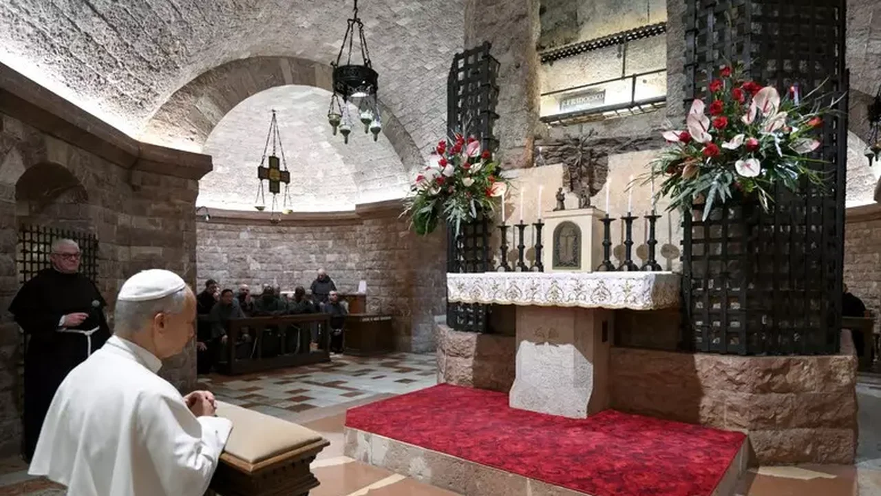 Leão XIV reza 'pela paz' em túmulo de São Francisco