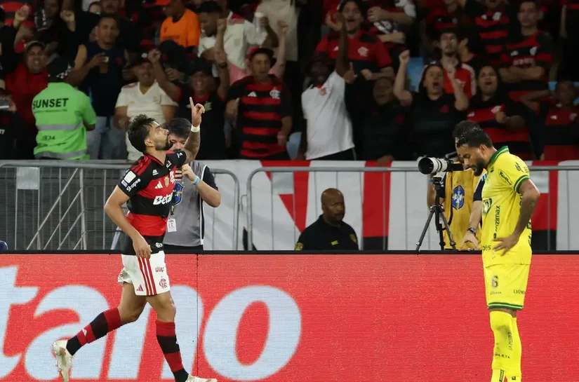Flamengo vence e fica a um ponto do Palmeiras, líder do Brasileirão