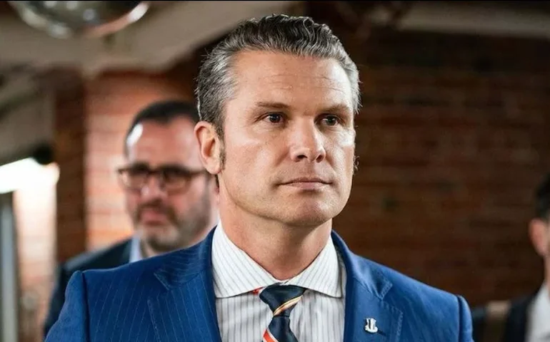 Nos EUA, chefe do Pentágono sofre pressão por renúncia