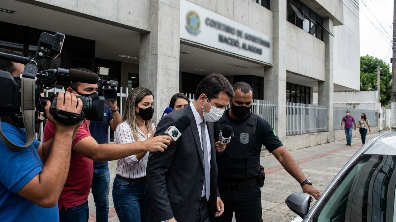 Justiça de Alagoas ouve professor acusado de injúria racial contra estudante em Maceió