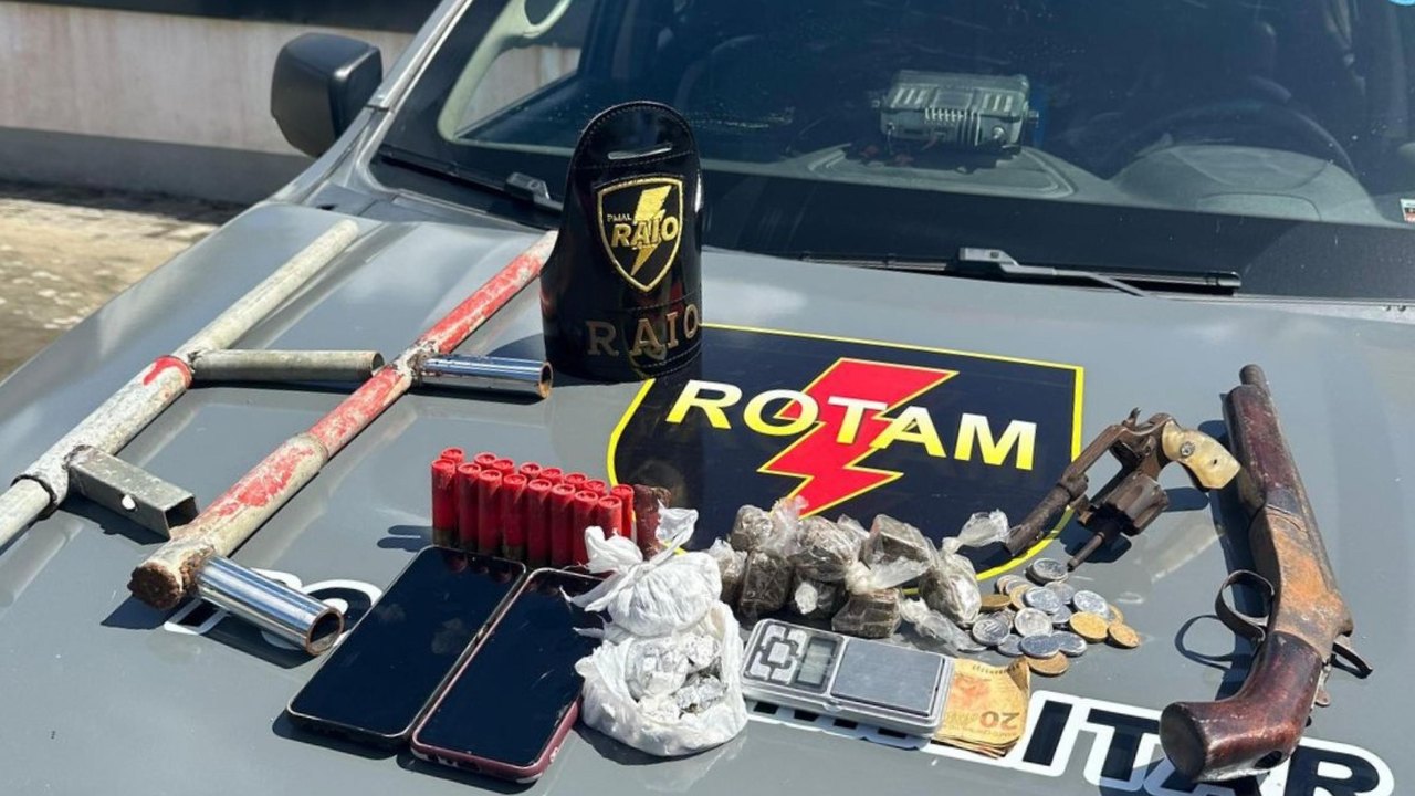 Guarnições apreendem quatro armas, drogas e prendem homicida em ações na capital e interior do estado