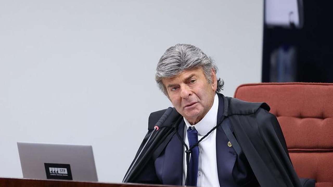 Fux suspende decisão de Dino e restabelece ordem do TSE sobre posts contra Flávio Bolsonaro
