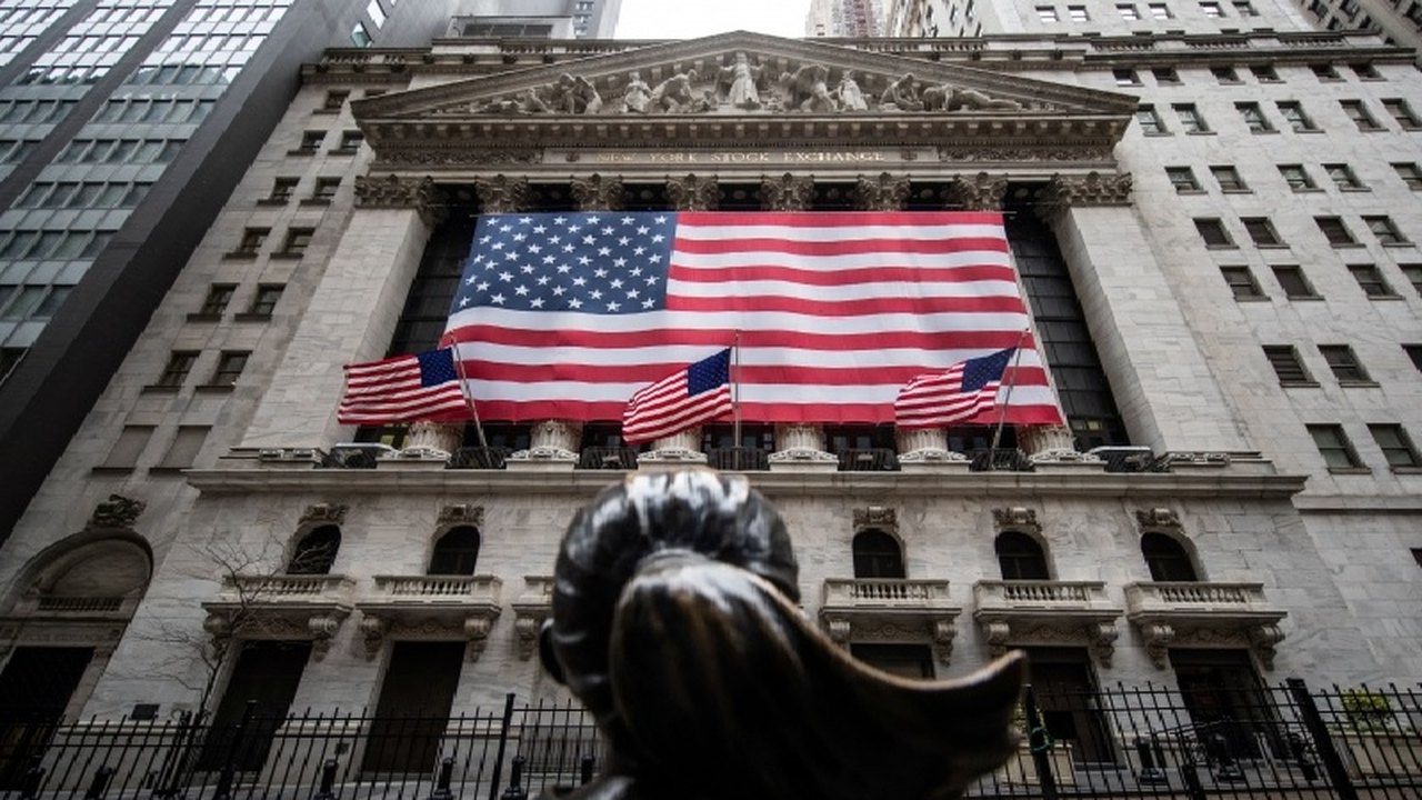 Bolsas de NY fecham em queda, pressionadas por forte venda em tecnologia