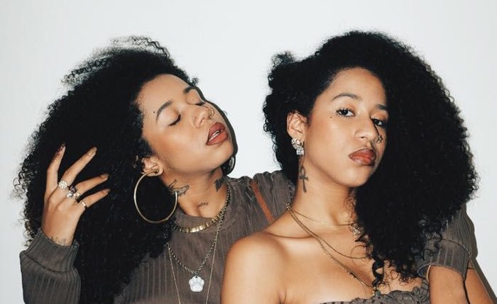 Tasha & Tracie são atrações da noite