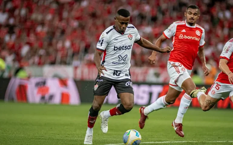 Internacional bate o Vitória e completa oito jogos sem perder no Brasileirão