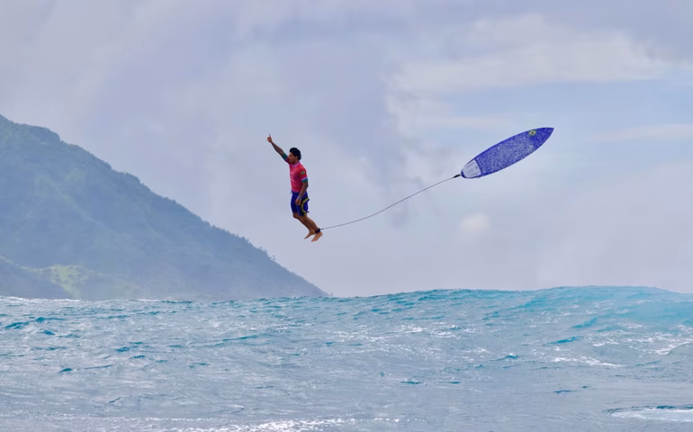 Autor de foto de Medina 'voando' já registrou outro brasileiro no ar: veja cliques impressionantes
