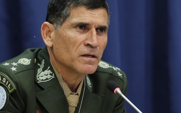 Bolsonaro avança na erosão das instituições, diz general Santos Cruz