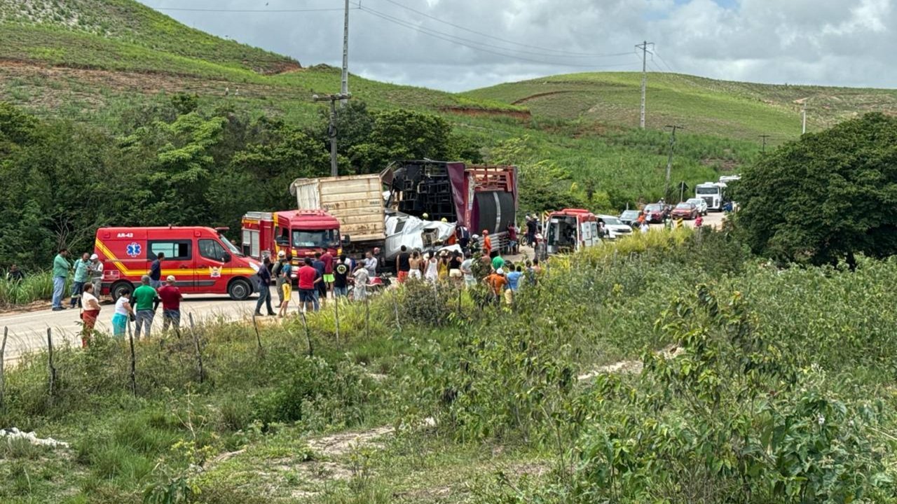 Departamento Estadual de Aviação atua no resgate de vítimas de acidente na AL-105