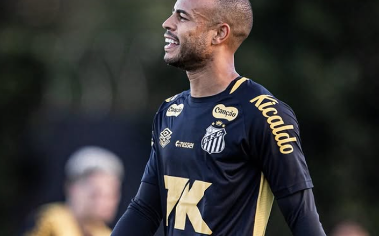 Mayke elogia o Cruzeiro, mas exalta força do Santos: 'Nosso elenco também tem qualidade'