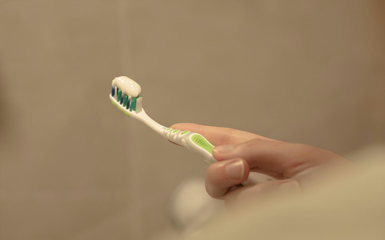 Anvisa alerta para uso de creme dental com fluoreto de estanho