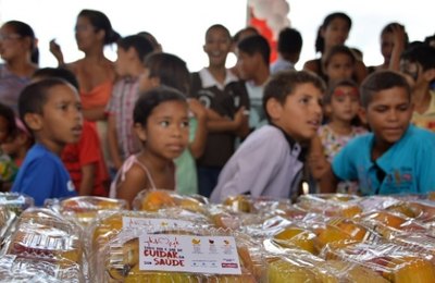 Crianças aprendem sobre a importância da alimentação saudável