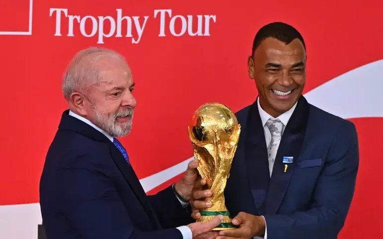 Lula elogia Ancelotti ao receber troféu da Copa e diz estar confiante em título