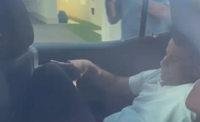 Deputado Dr. Luizinho tenta sair sem ser visto da casa de Ciro Nogueira após operação da PF