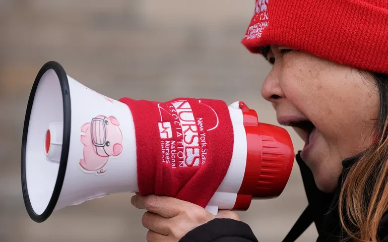 Enfermeiros e o sistema hospitalar de Nova York chegam a um acordo provisório para encerrar a maior greve de enfermeiros da cidade