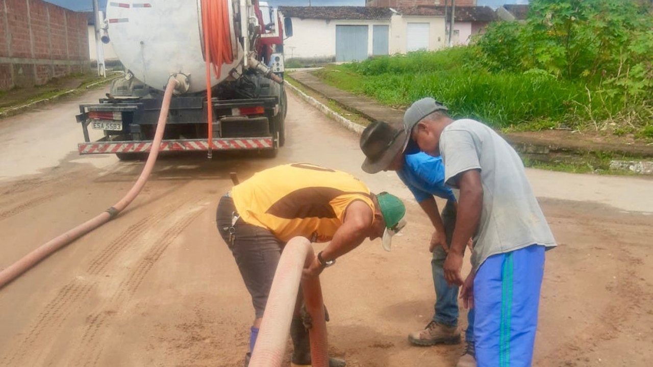 Prefeitura de Santana do Mundaú realiza limpeza de galerias no Residencial Jussara