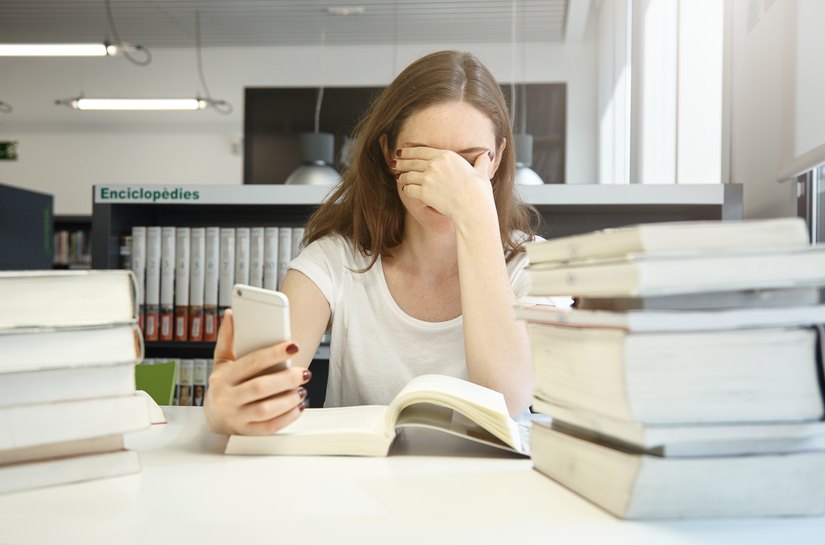 Excesso de estímulos digitais dificulta o aprendizado e faz jovens evitarem pedir ajuda