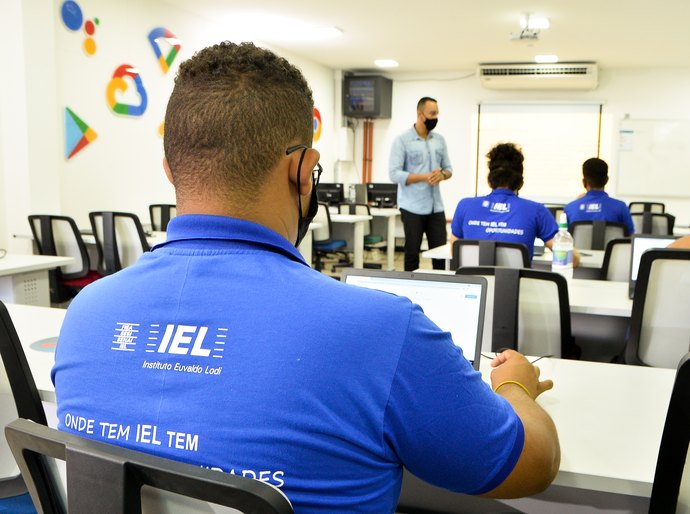 IEL/AL abre vagas de estágio para estudantes do Ensino Médio, Técnico e Superior