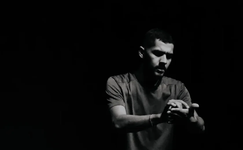 IRES traz a Maceió o primeiro stand-up comedy bilíngue com humorista surdo