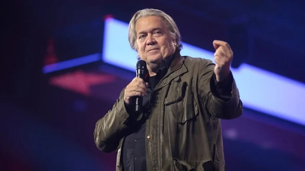 Steve Bannon, ex-estrategista de Trump, começa a cumprir pena de 4 meses por desacato