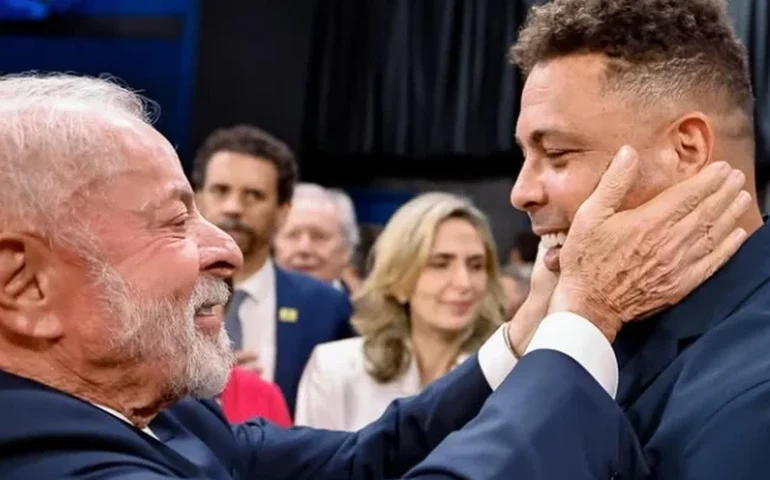 Lula e Ronaldo Fenômeno se encontram em São Paulo; ex-jogador pede reunião em Brasília