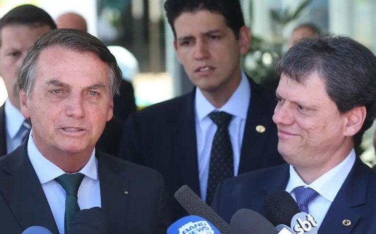 Bolsonaro diz a Tarcísio que quer Eduardo no Senado, mas não na presidência, diz mídia