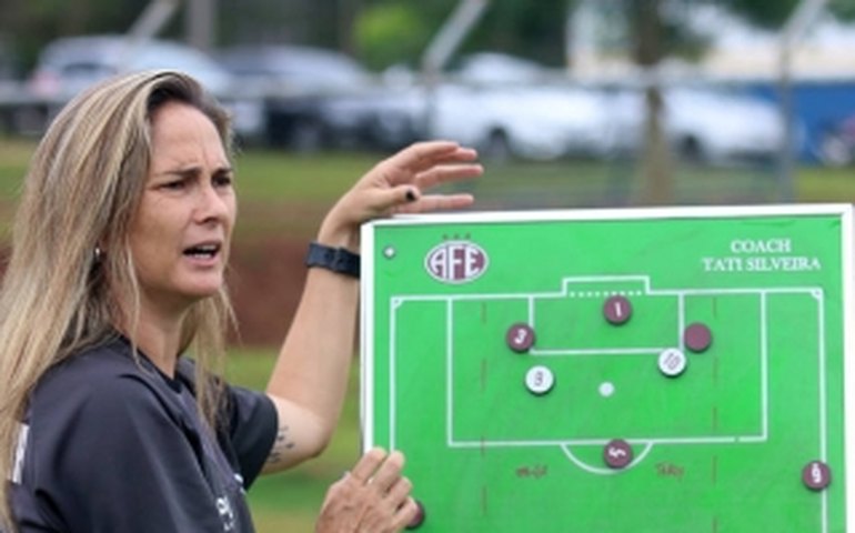 Técnica campeã nacional, Tatiele diz que futebol feminino precisará se reinventar