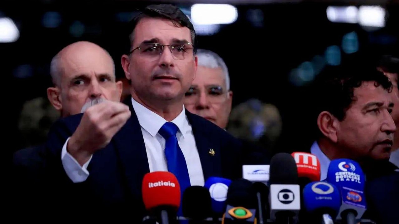 Flávio Bolsonaro cita desejo de ter vice 'qualificada' durante agenda do PL em Goiás