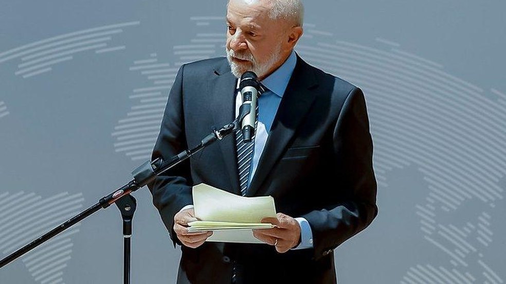 Lula visita sede da Interpol na França e alerta sobre avanço do crime organizado