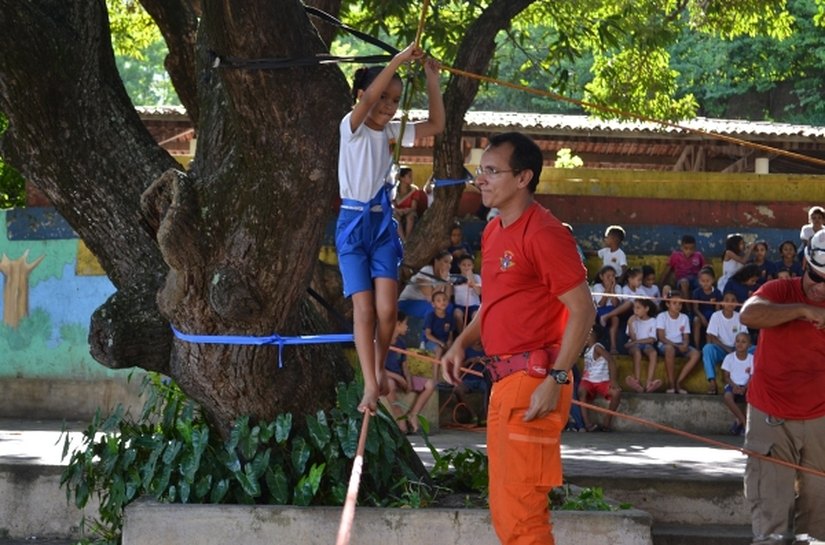 Bombeiros realizam atividades no Lar São Domingos
