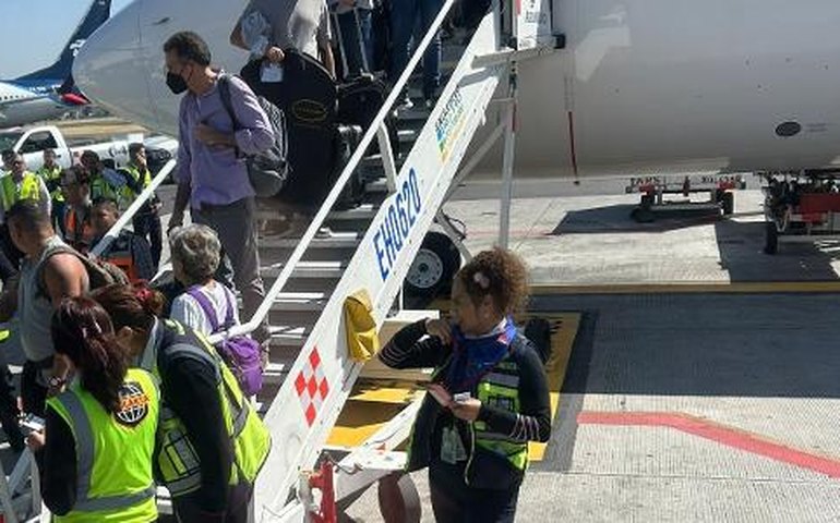 Após três horas de atraso para decolagem, homem sobe em asa de avião e é preso, no México