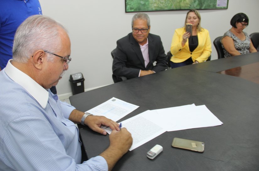 Arapiraca: Teófilo assina doação de imóvel à Igreja Batista El Shadday