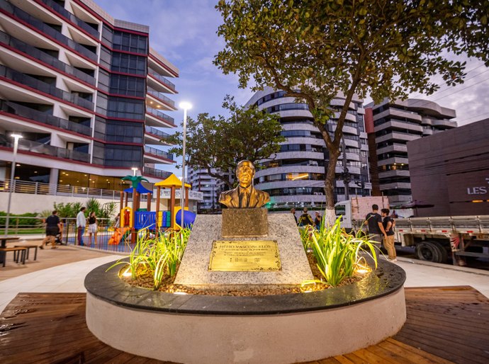 Praça Hélio Vasconcelos é novo ponto de encontro para maceioenses e turistas