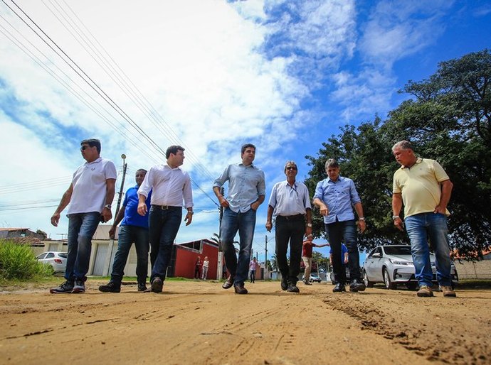 Prefeito Rui Palmeira acompanha início de obras de recuperação viária