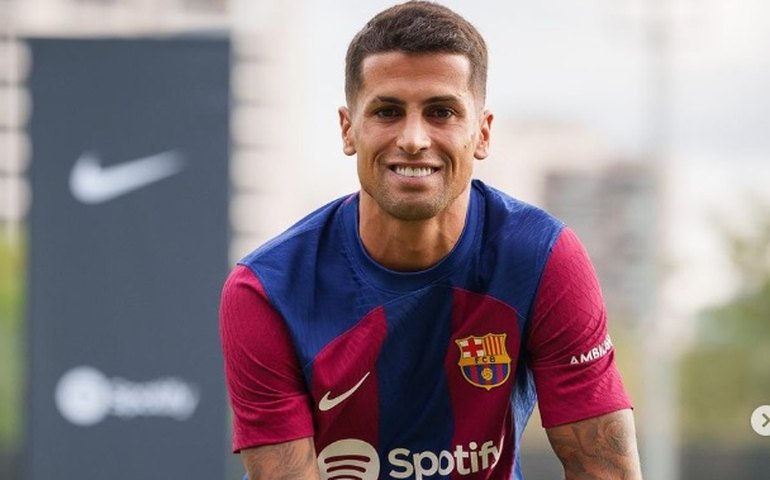 Cancelo se irrita com tietagem no CT do Barcelona: 'Querem fotos para vender depois'