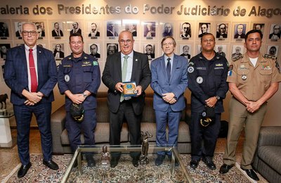 Presidente Fernando Tourinho recebe futuro capitão dos Portos de Alagoas
